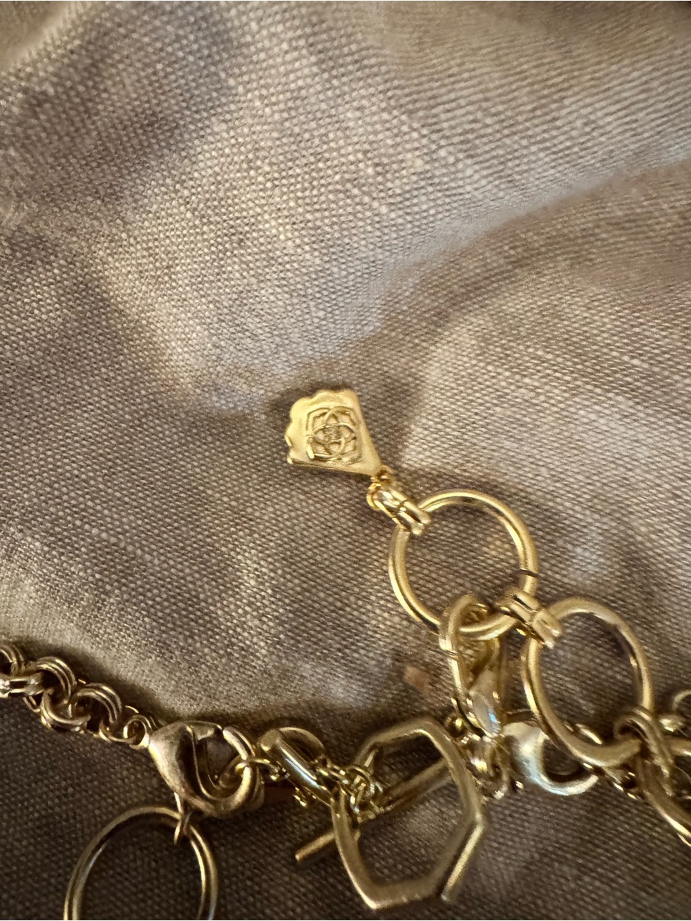Kendra Scott Brynn Convertible Gold Shell Charm Necklace in Multi Mix - Picture 4 of 5